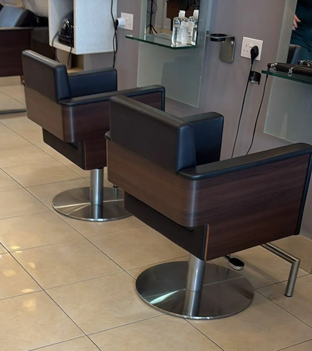 Beauty Salon: Wellonda Salon Chairs - Image 3