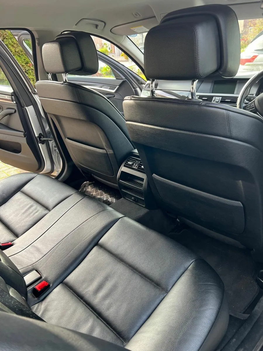 BMW 5-Series 2012 - Image 2