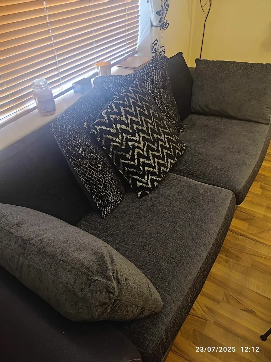 Like new. 3 seater couch - Image 2