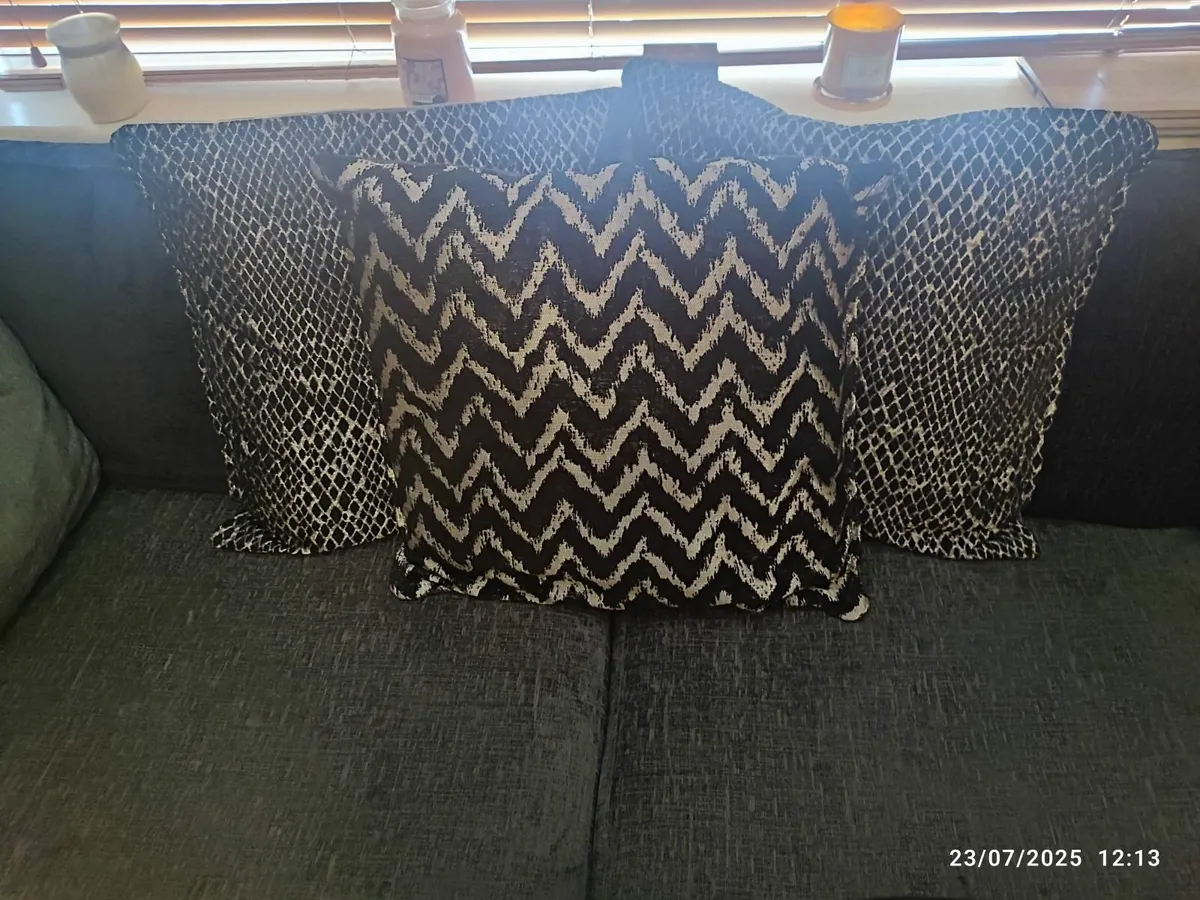 Like new. 3 seater couch - Image 3