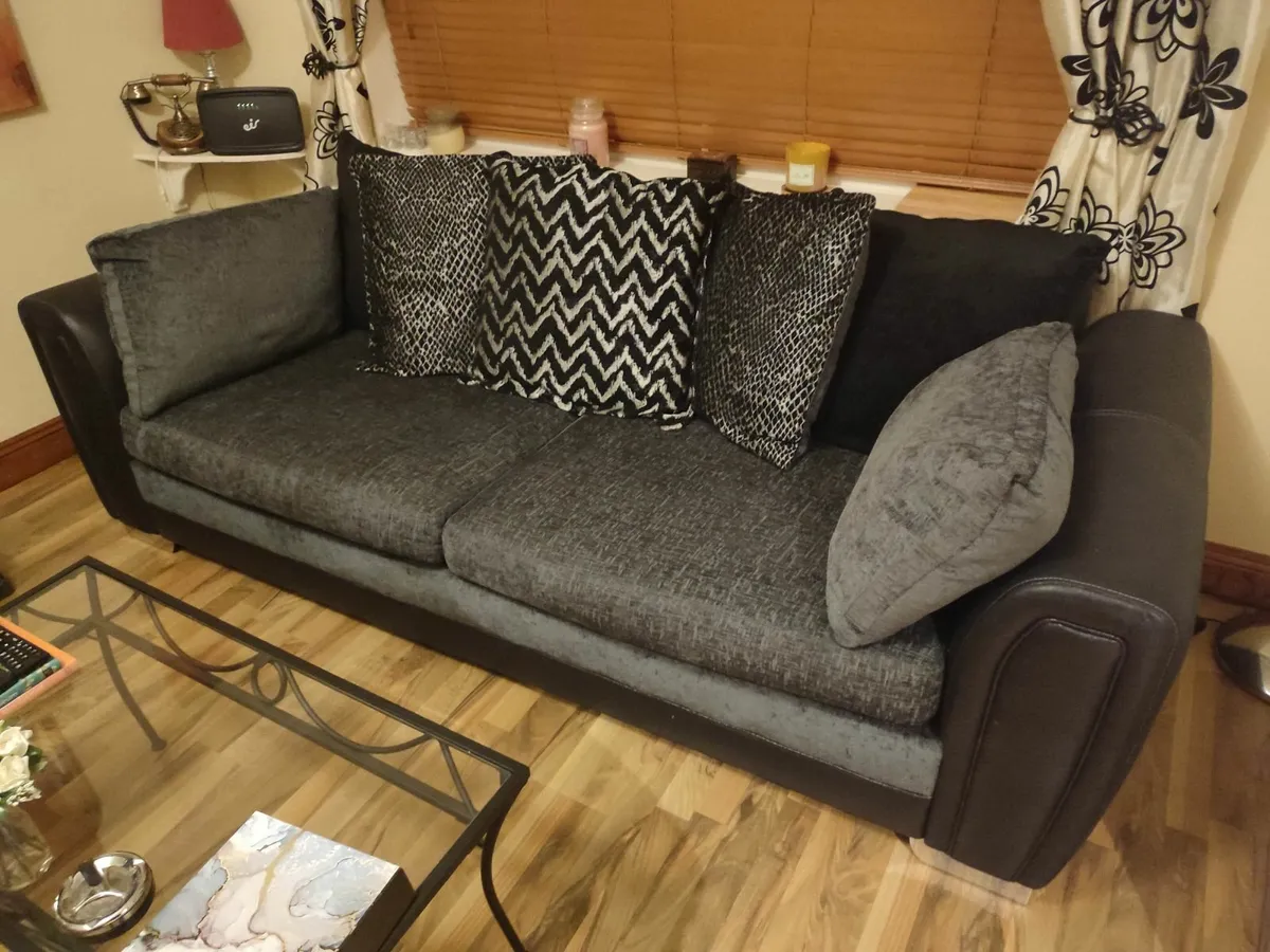 Like new. 3 seater couch - Image 1