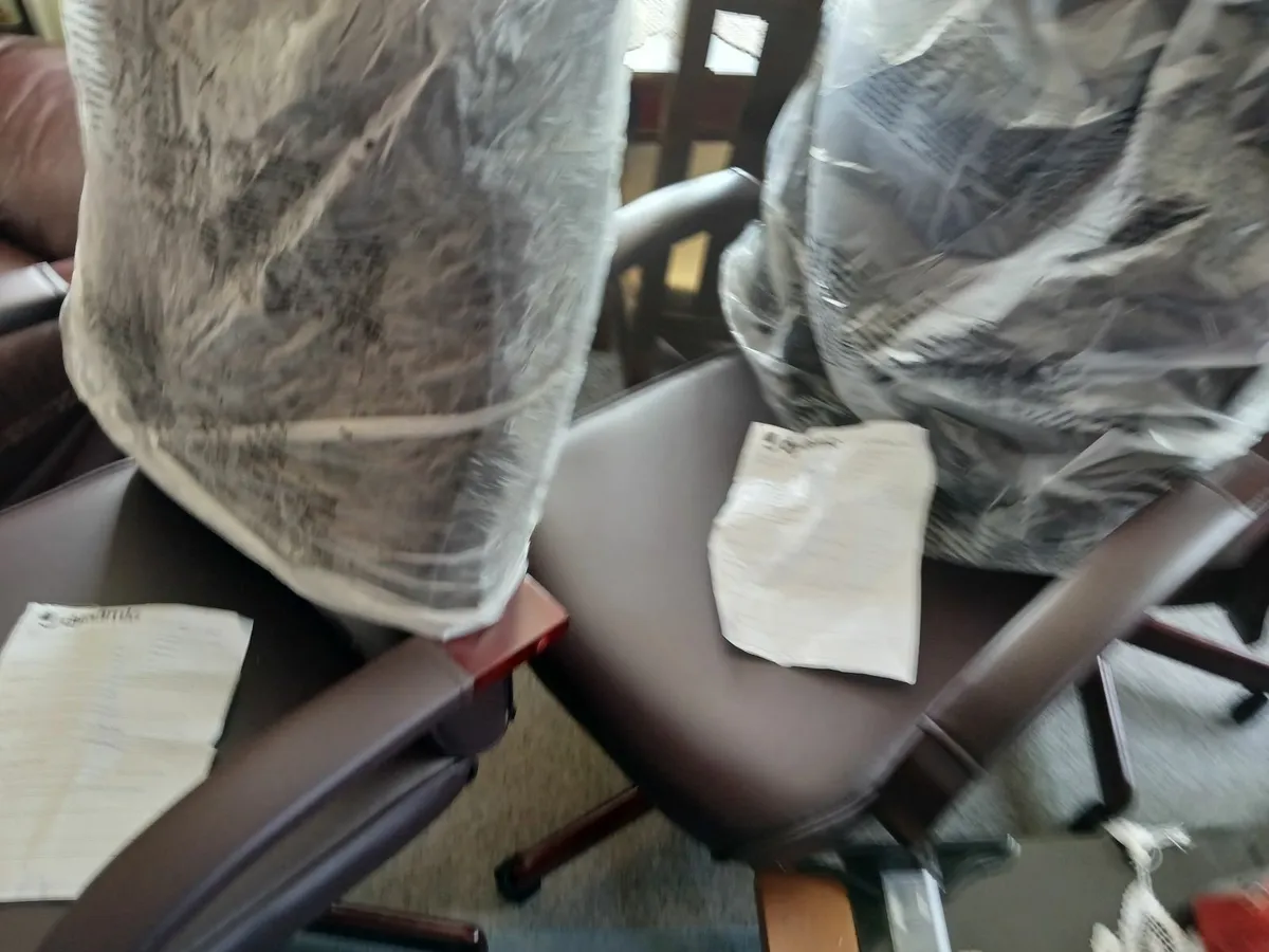Office chair new...chesterfeild dynamic... - Image 2
