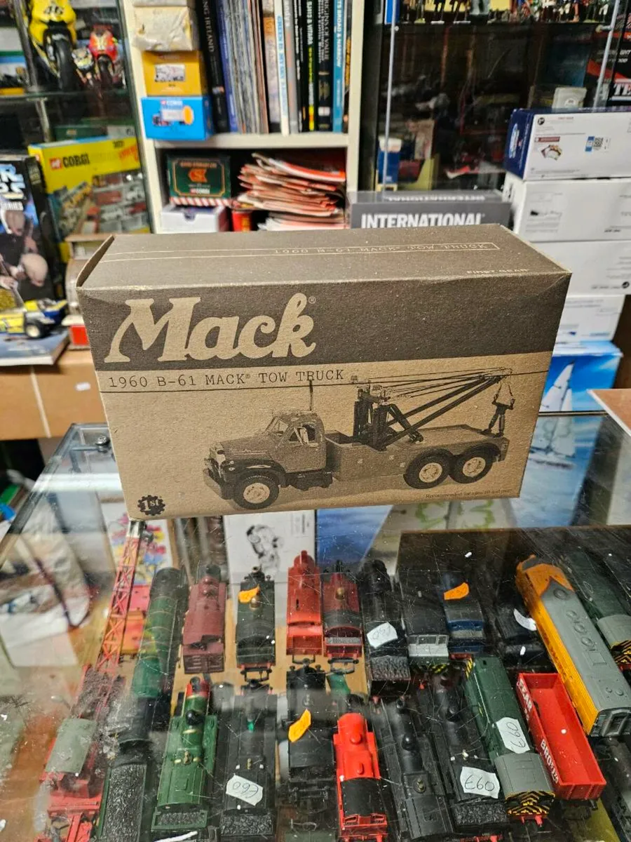 Corgi First Gear Mack Tow Truck Wrecker 1.34 - Image 2