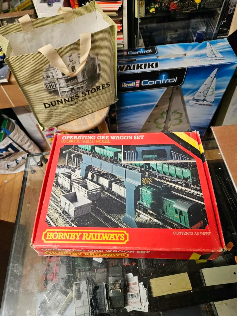 Hornby OO Gauge Operating Ore Wagon Set - Image 1