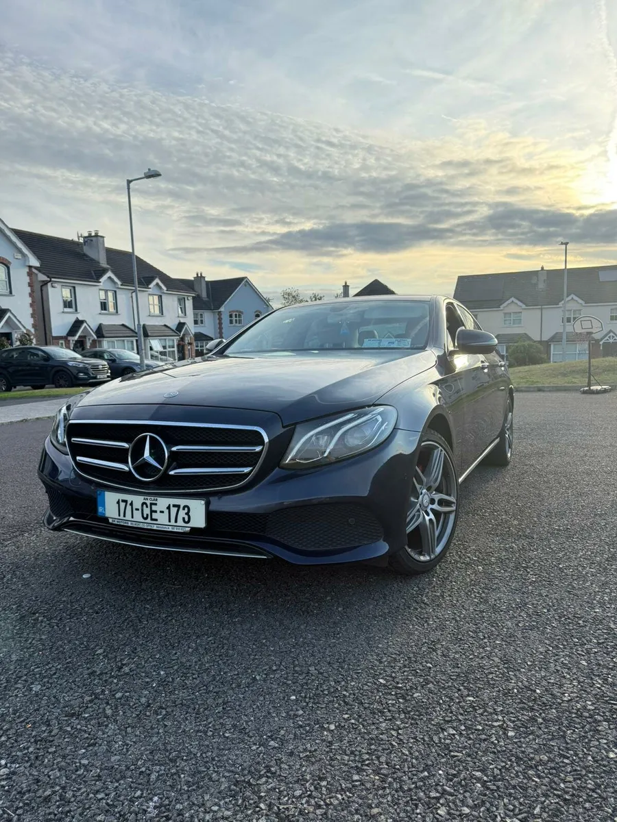 Mercedes-Benz E-Class AVANTGARDE (price below) - Image 1