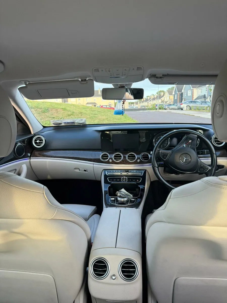 Mercedes-Benz E-Class AVANTGARDE (price below) - Image 2