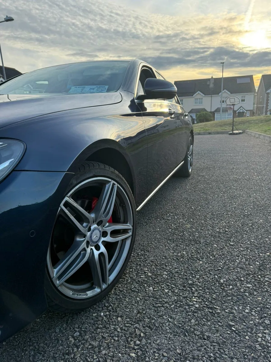 Mercedes-Benz E-Class AVANTGARDE (price below) - Image 4