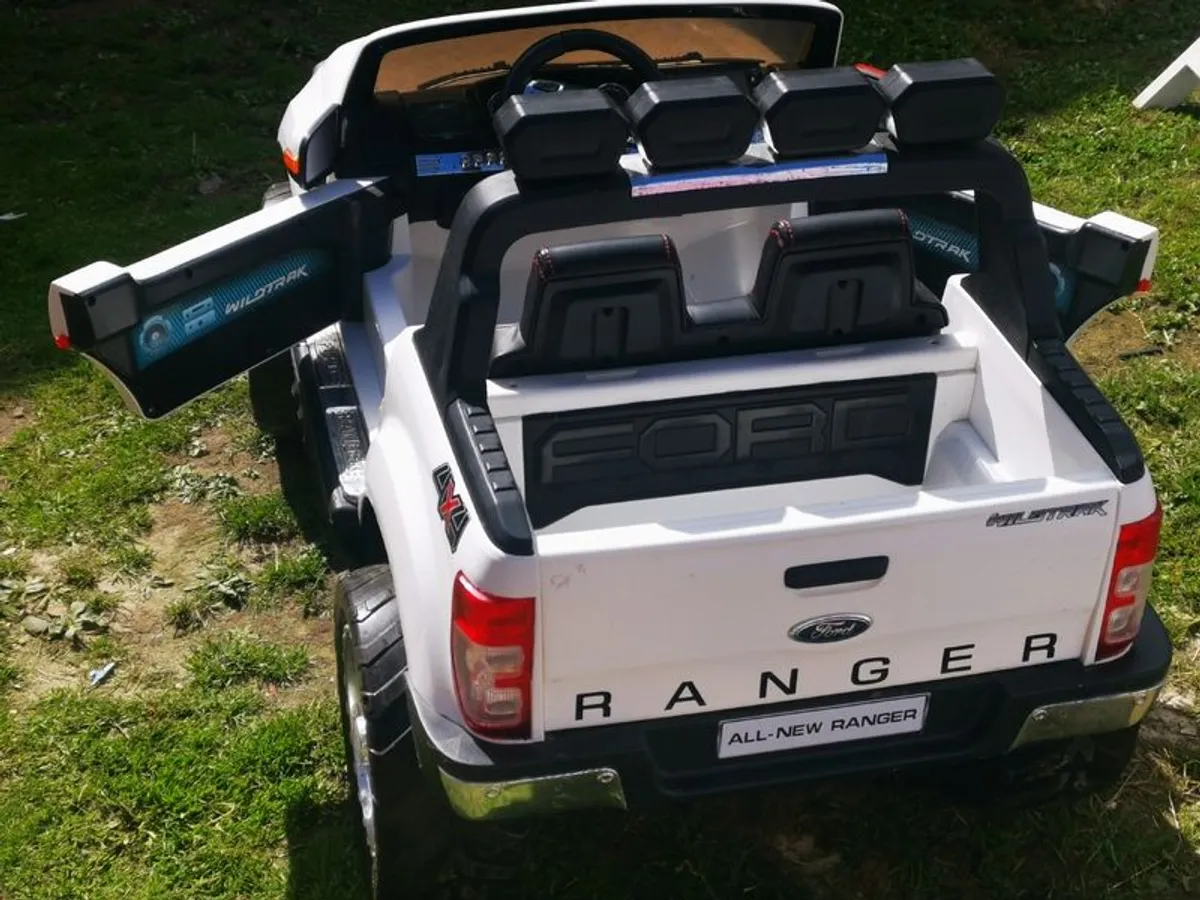 Ford Ranger Wildtrak 4X4 White Electric Toy Car - Image 3