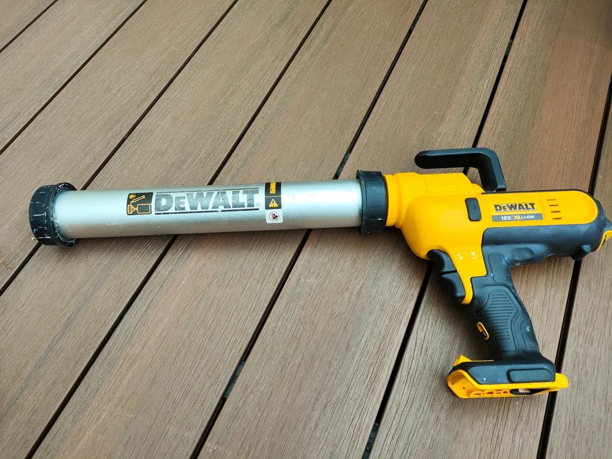 DeWalt dce580 sausage gun. Body only