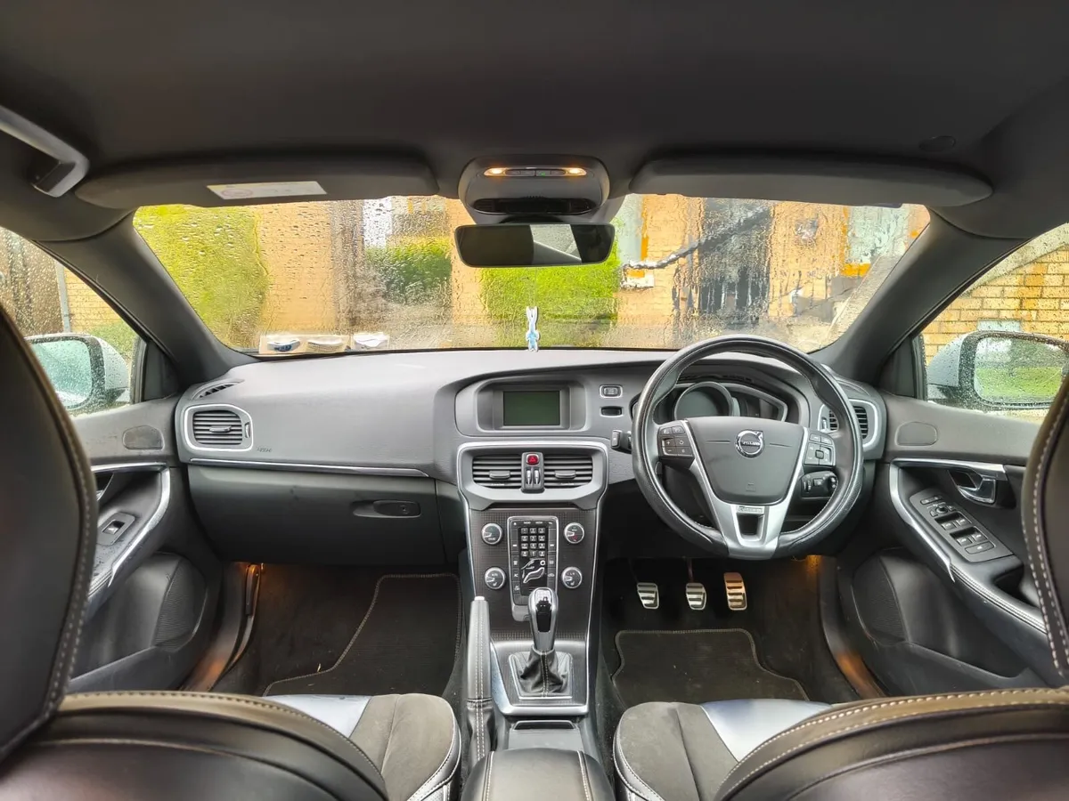 Volvo V40 R Design 2.0 Petrol - Image 4