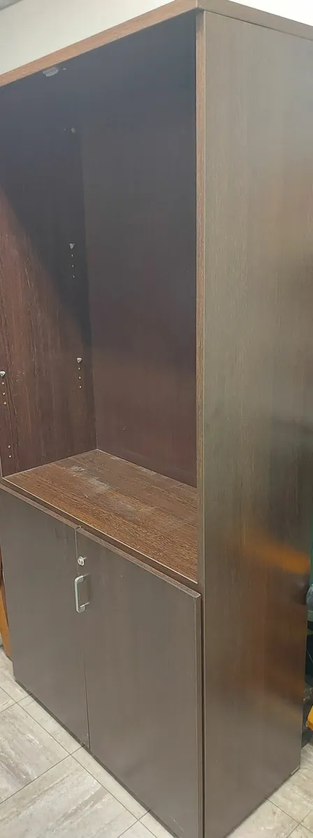 Office desk, 2 storage cabinets in perfect conditi - Image 2