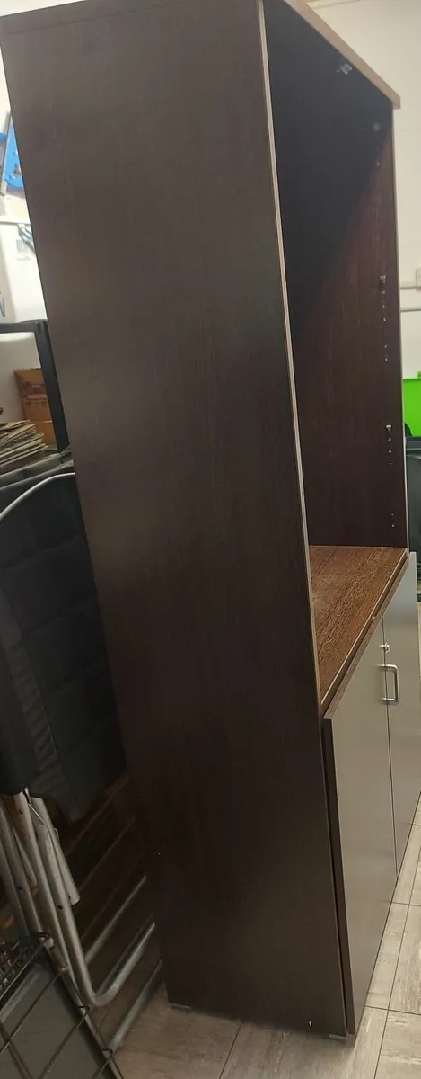 Office desk, 2 storage cabinets in perfect conditi - Image 4