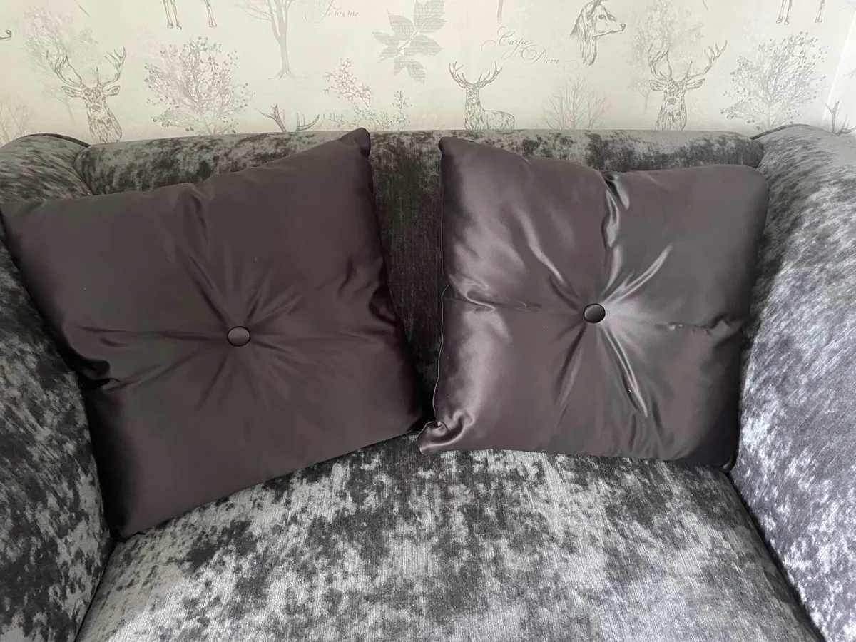 Velvet cuddler sofa - Image 2