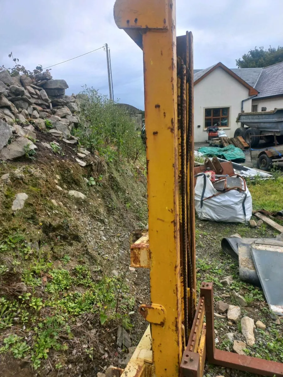 Forklift mast - Image 1