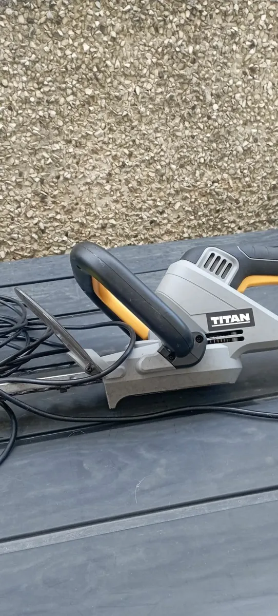 Hedge strimmer - Image 1