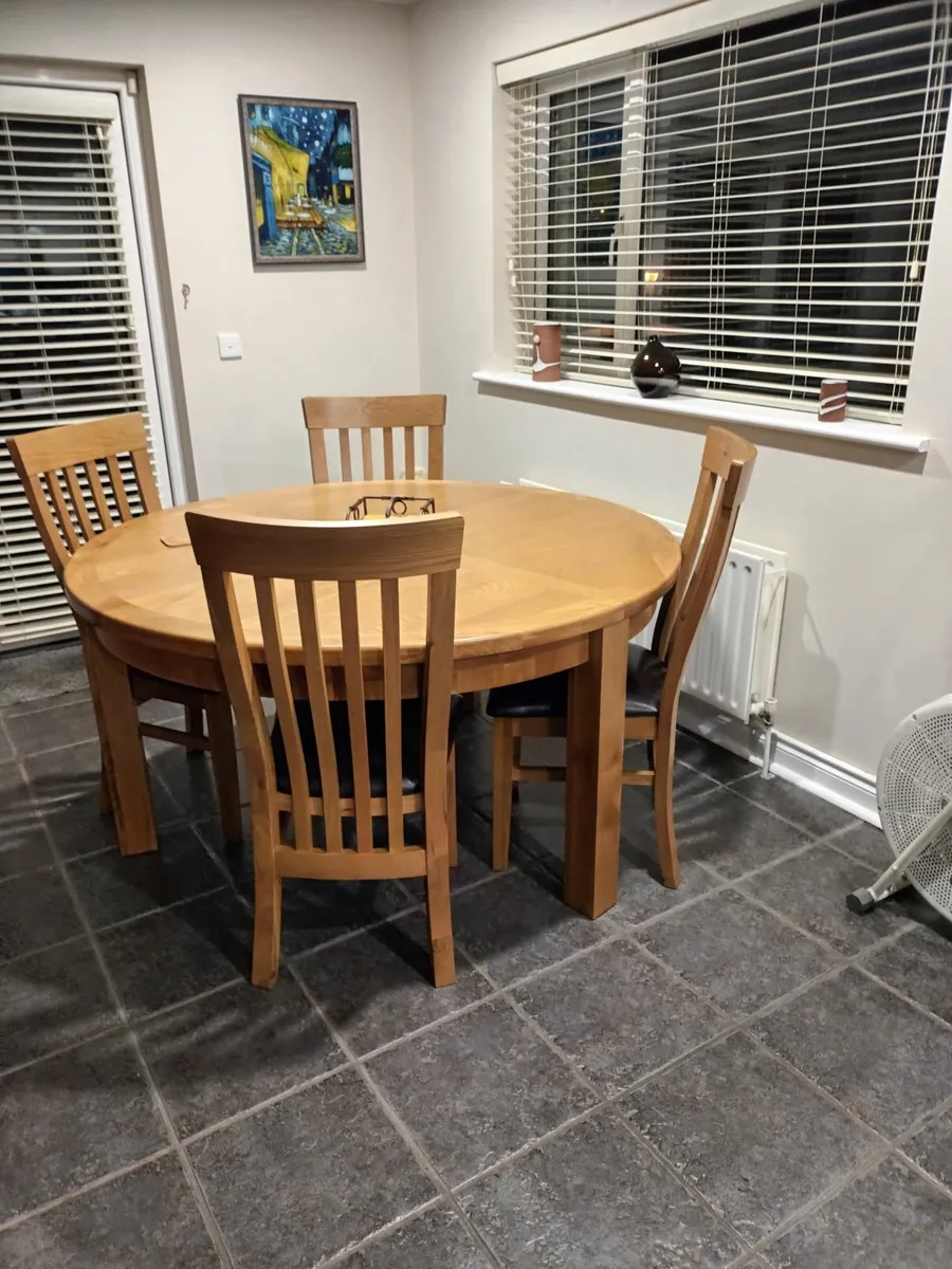 Table and 4 chairs - Image 2