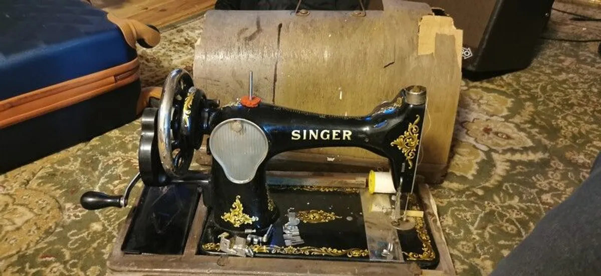 Singer Sewing Machine - Image 2