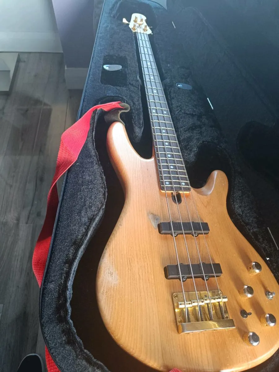 Yamaha electric bass - Image 1