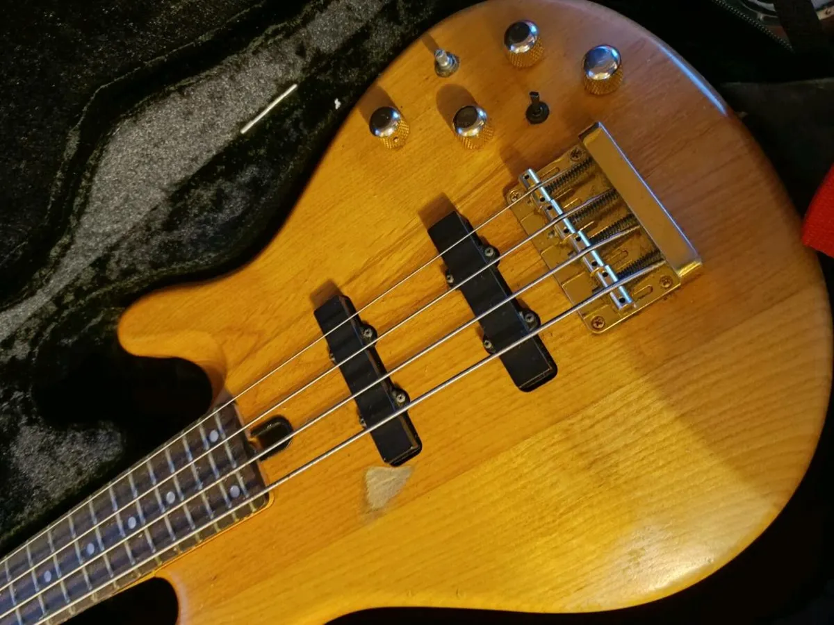 Yamaha electric bass - Image 2