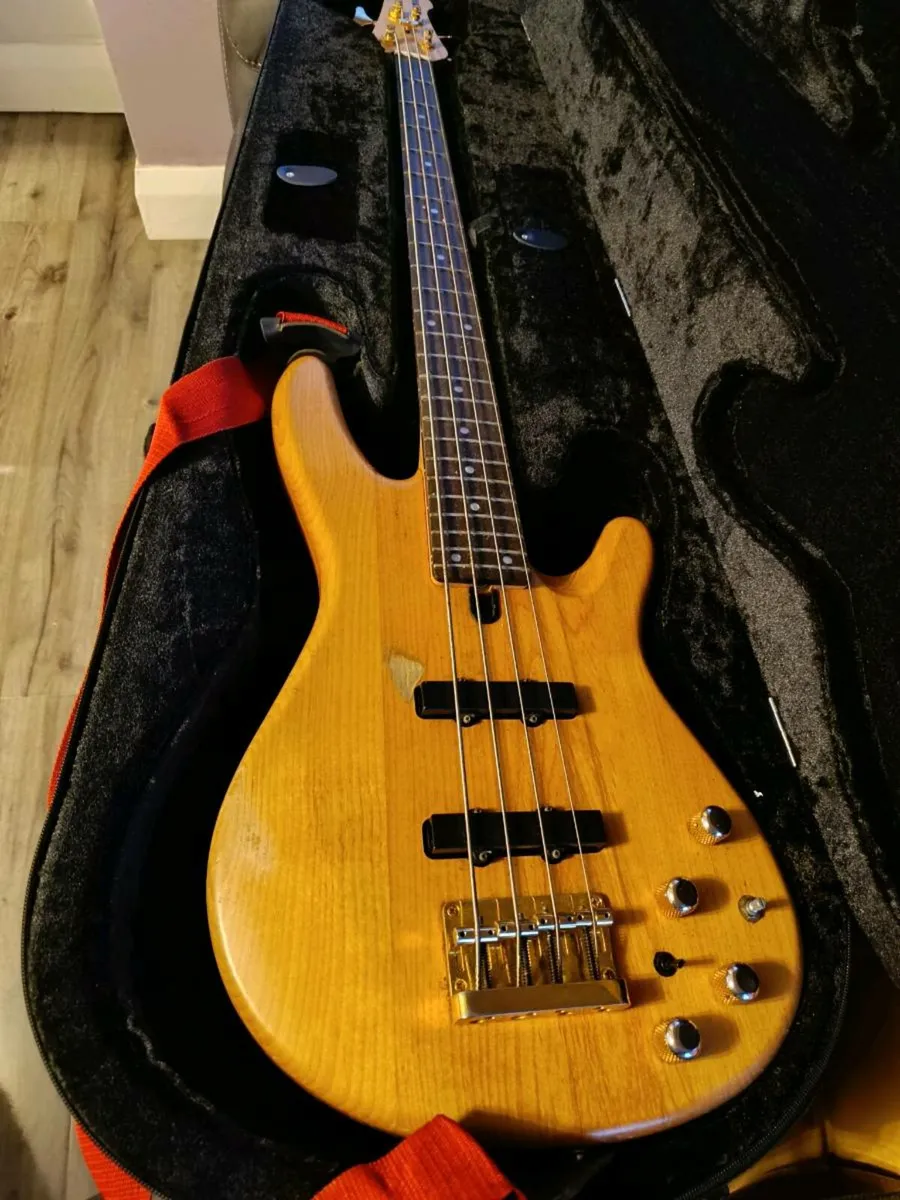 Yamaha electric bass - Image 4