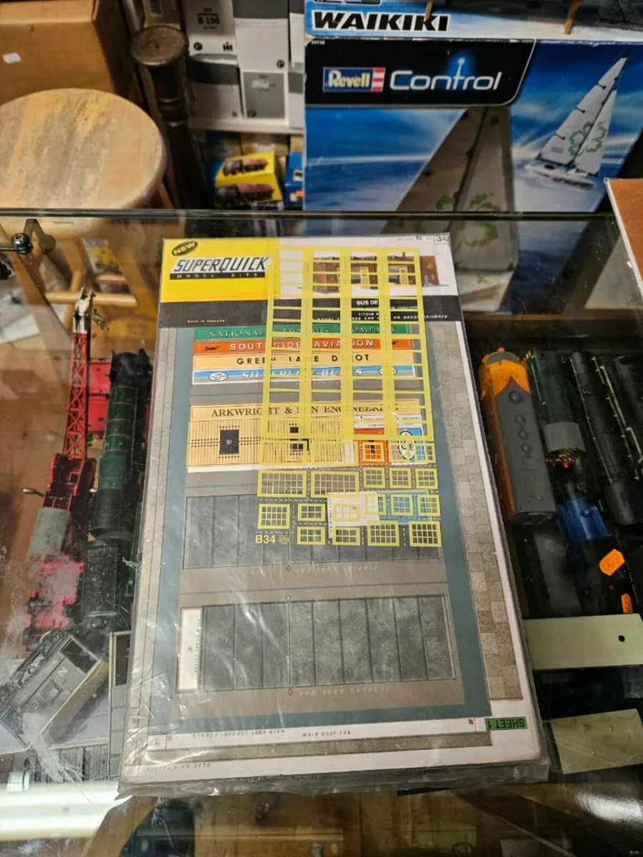 Corgi Superquick Bus Garage - Image 1