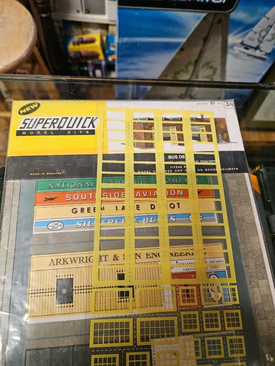 Corgi Superquick Bus Garage - Image 2