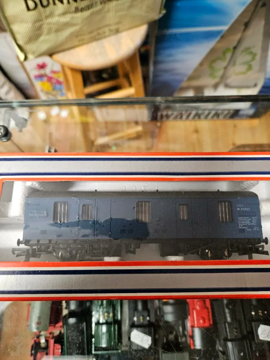 Hornby Lima OO Gauge Parcel Van - Image 2