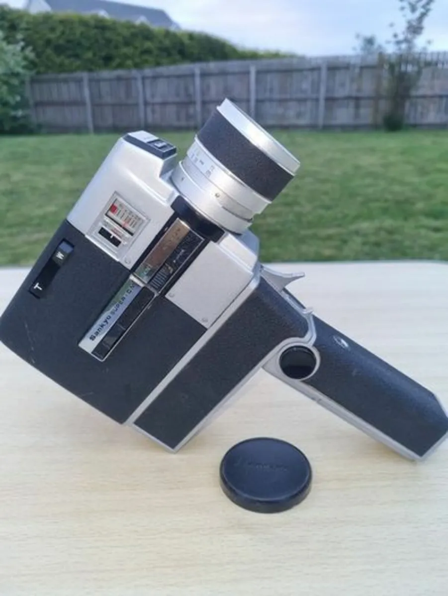 Vintage Movie Camera - Sankyo Super CM 400 - Image 2