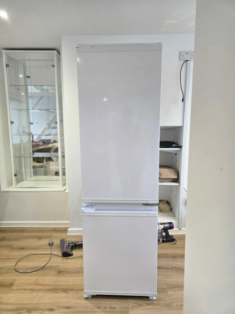 Integrated fridge - Image 1