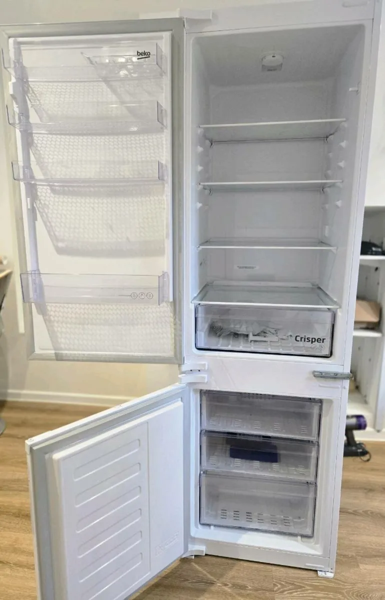 Integrated fridge - Image 2