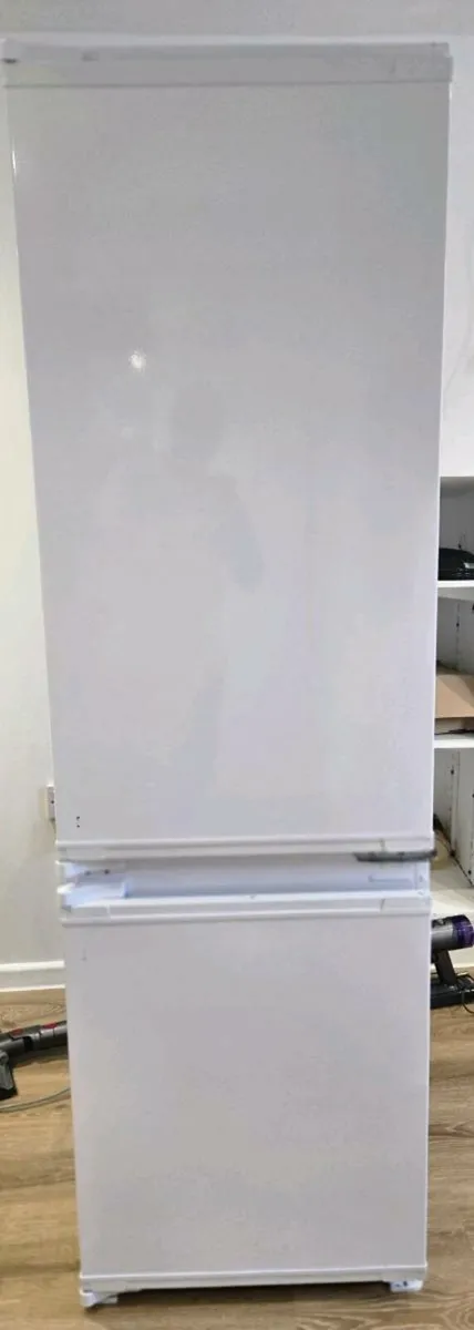 Integrated fridge - Image 3