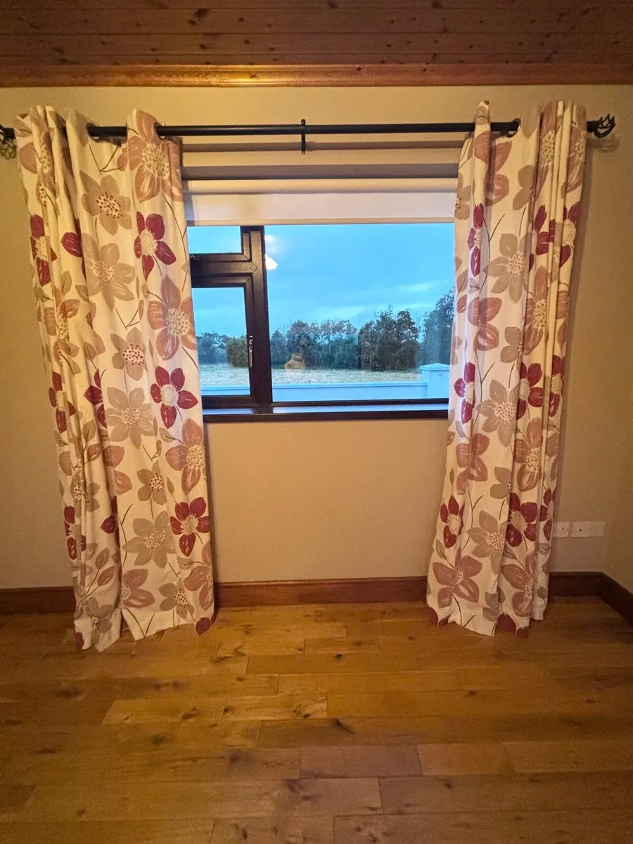 2 black metal adjustable curtain poles