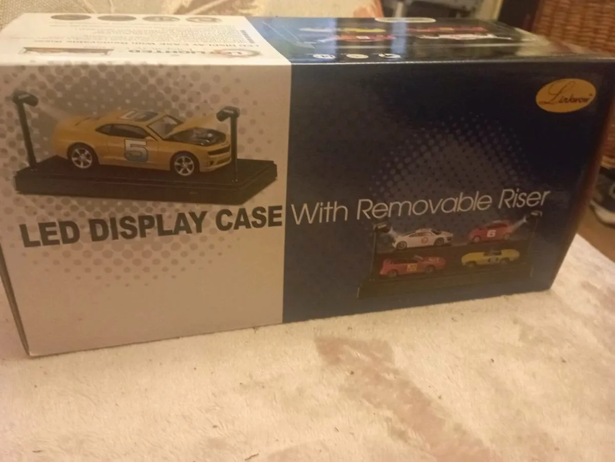 LED DISPLAY 1-64  CASE SCALE WITH REMOVABLE RISER. - Image 3
