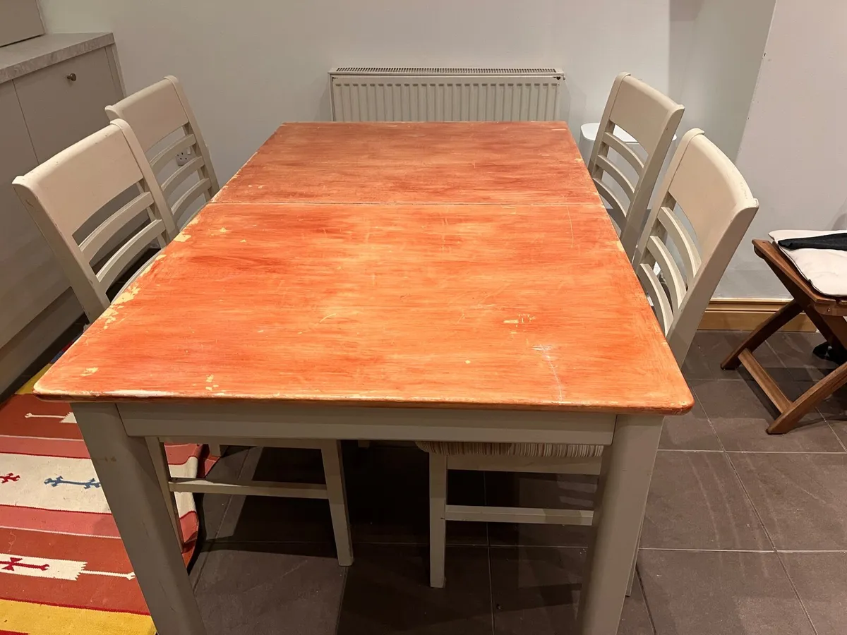 Extendable Table with 4 chairs - Image 1