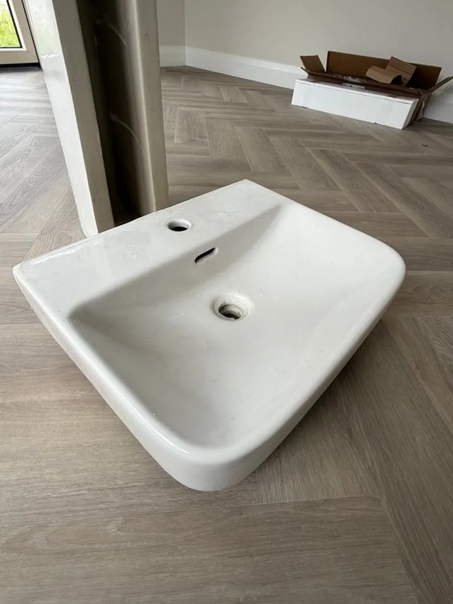 Bathroom Washbasins with Full Pedestal - Image 1