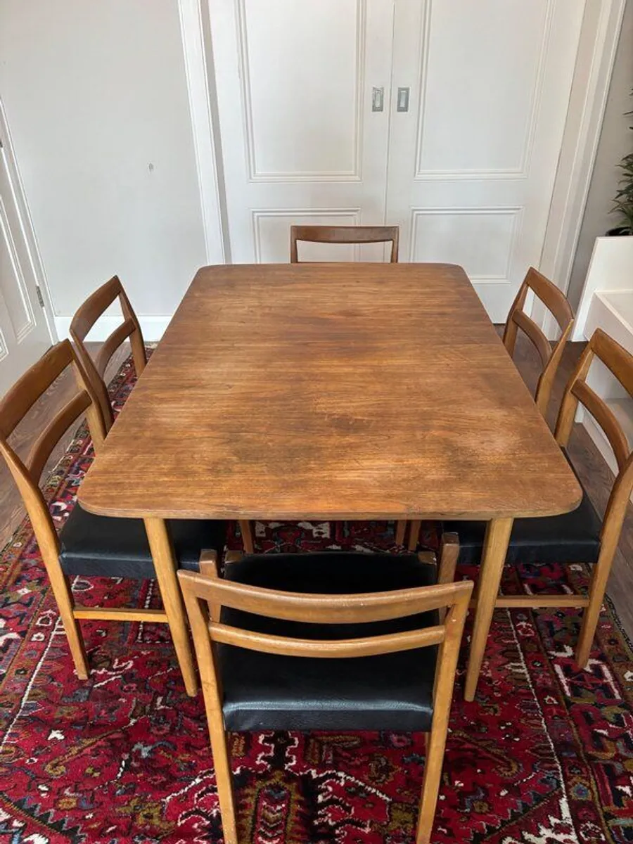 Table and chairs - Image 1