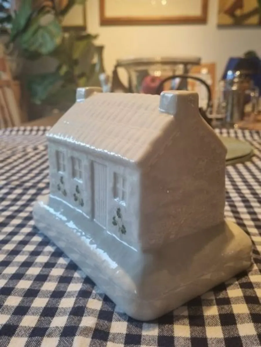 Donegal Parian China Cottage - Image 4