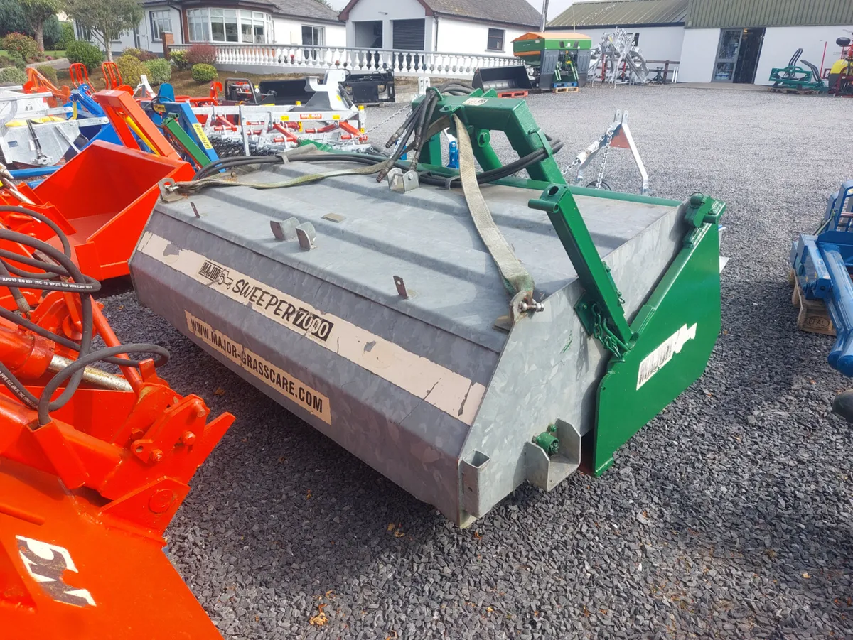 Used Rear Hydraulic Hyd Box Sweeping Brushes - Image 1