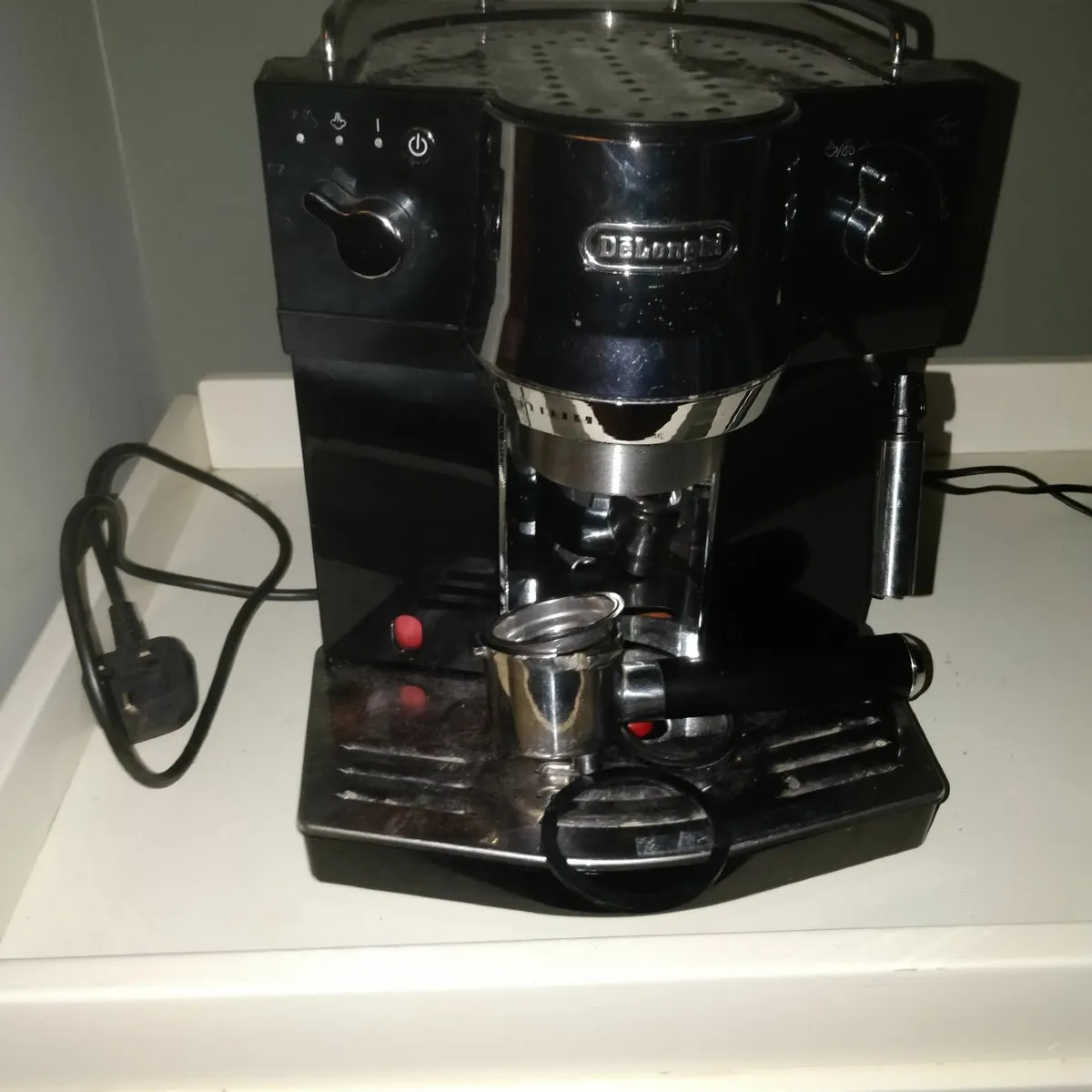 DeLonghi coffee maker and coffee grinder - Image 1