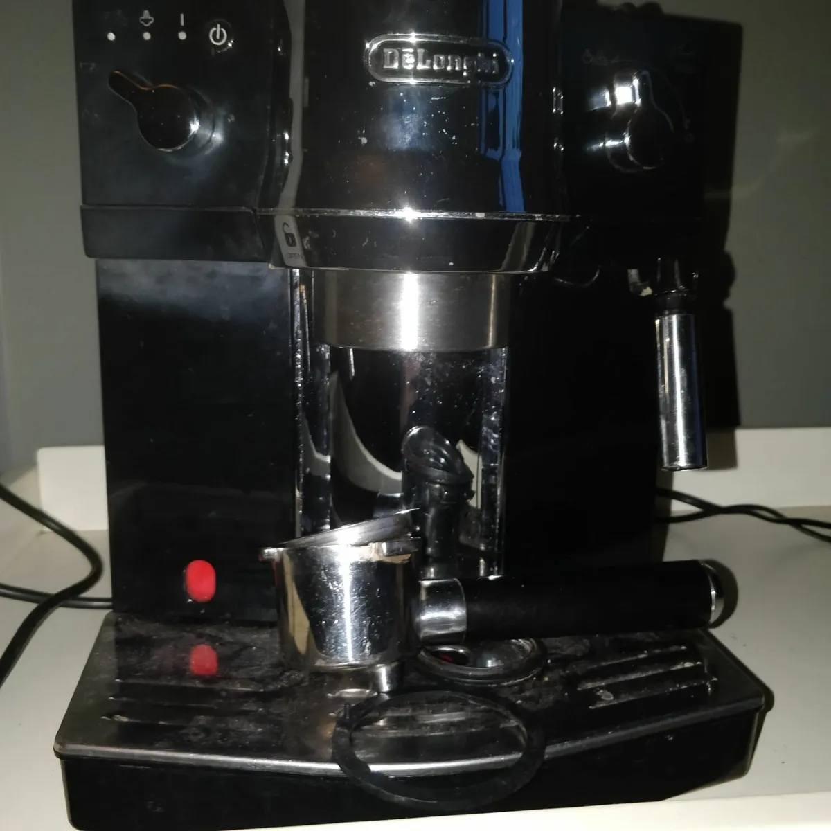 DeLonghi coffee maker and coffee grinder - Image 4