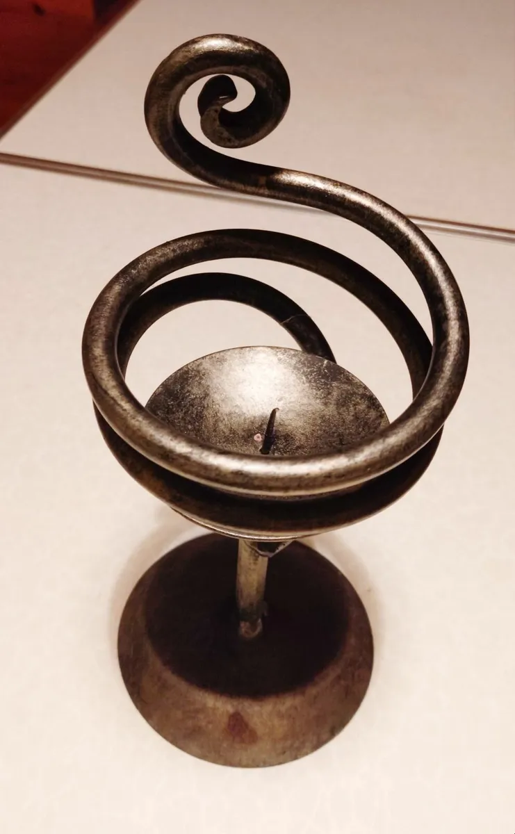 BEAUTIFUL METAL CANDLE HOLDER (USED). - Image 3