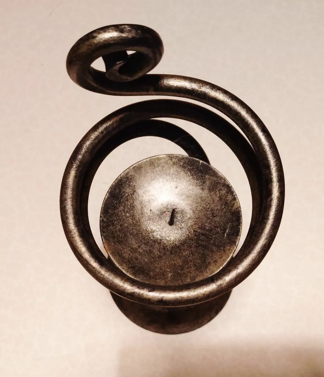 BEAUTIFUL METAL CANDLE HOLDER (USED). - Image 4