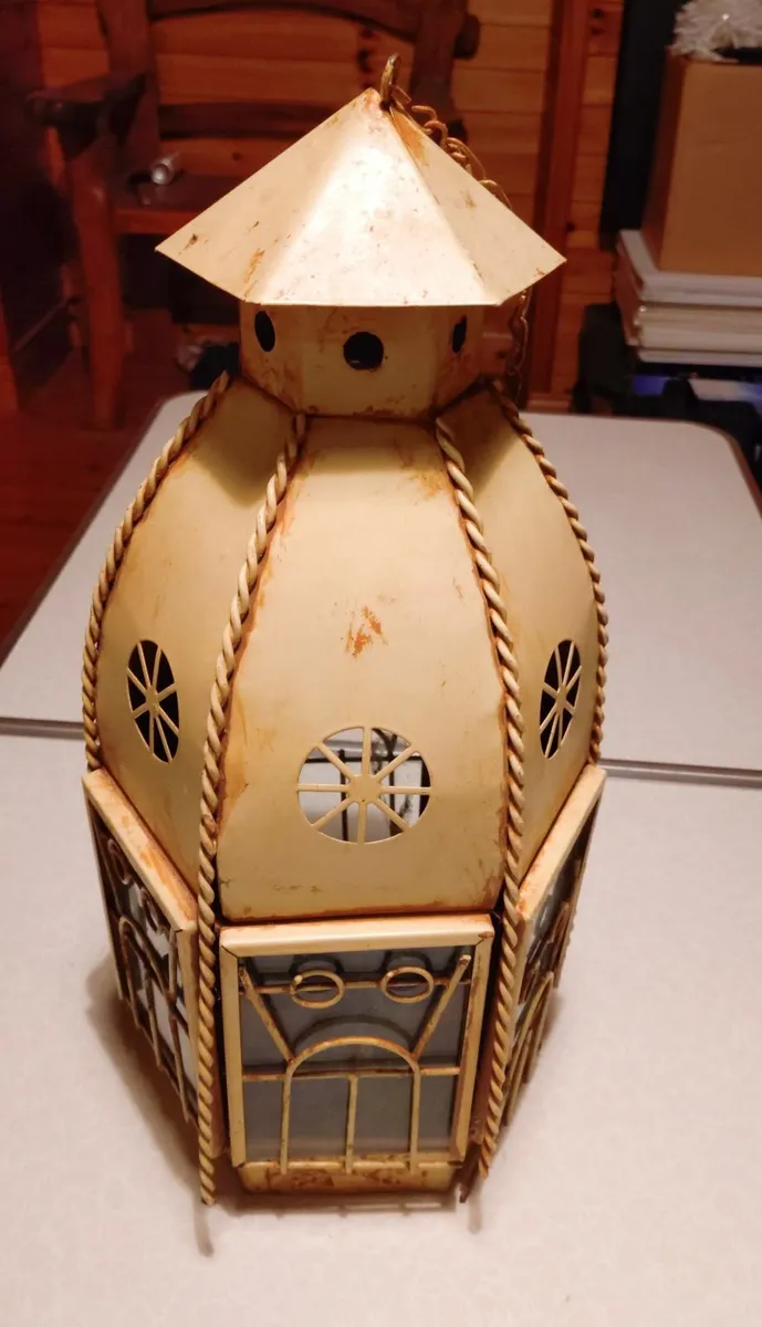 GOOD SIZED LANTERN/CANDLE HOLDER (VINTAGE). - Image 1