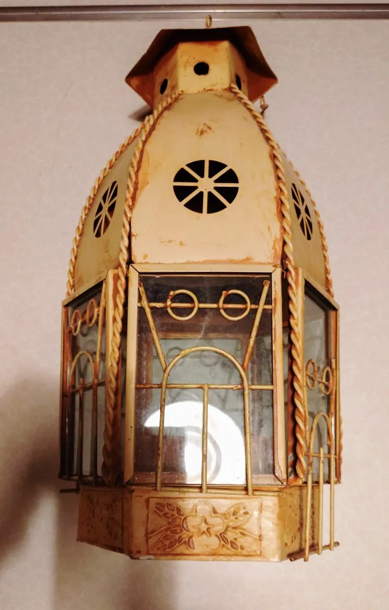 GOOD SIZED LANTERN/CANDLE HOLDER (VINTAGE). - Image 3