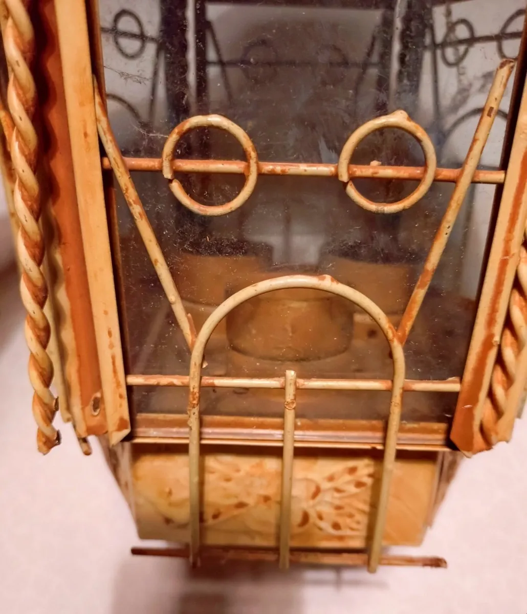 GOOD SIZED LANTERN/CANDLE HOLDER (VINTAGE). - Image 4