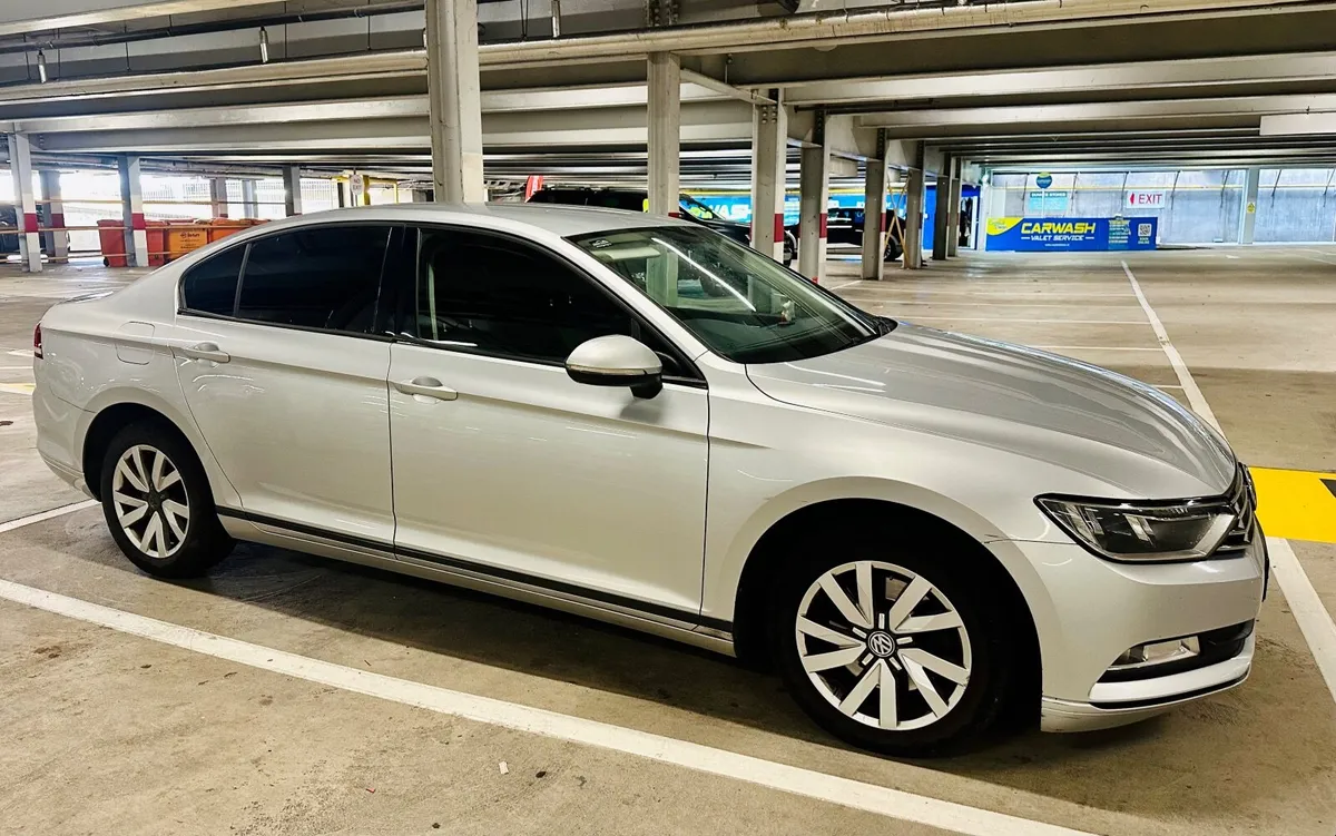 Volkswagen Passat 2016 - Image 2