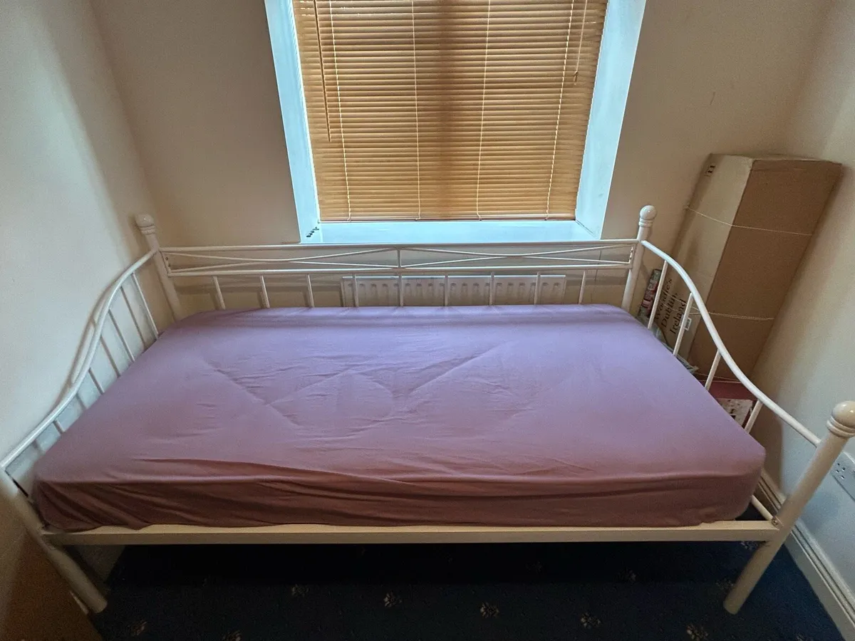 Single bed - Image 2