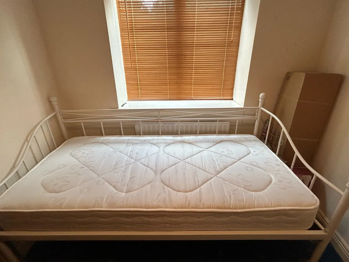 Single bed - Image 1