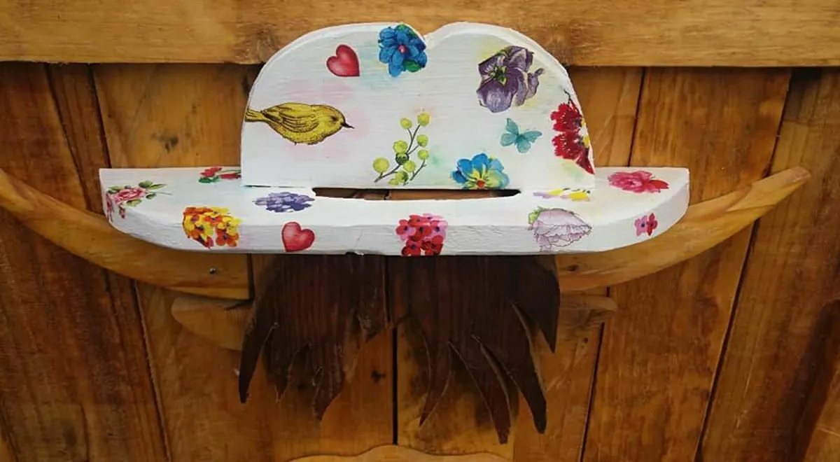 Rustic HIPPY MOO floating wall display - Image 3