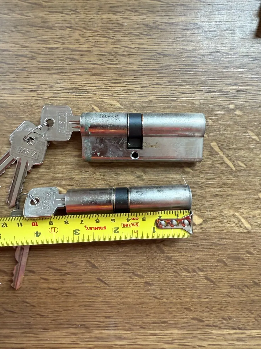 Euro cylinder door lock with keys